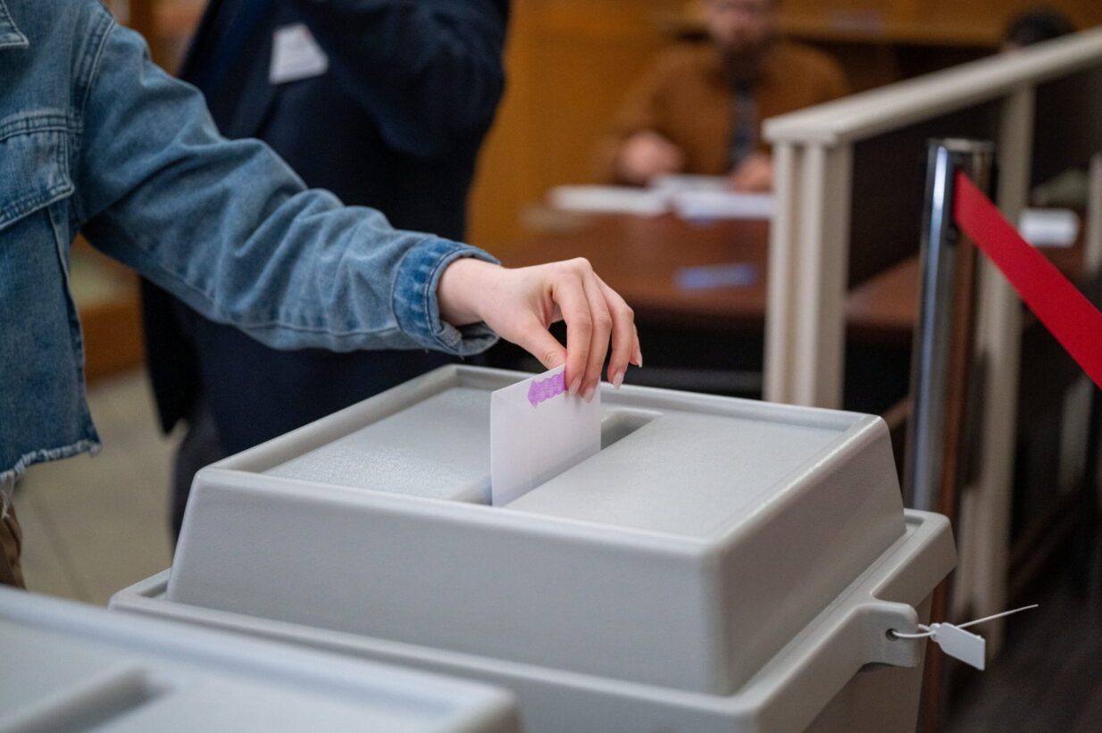 Negyed kilenc után nagyon szoros küzdelem képét mutatják az első választási eredmények – ÉLŐ!