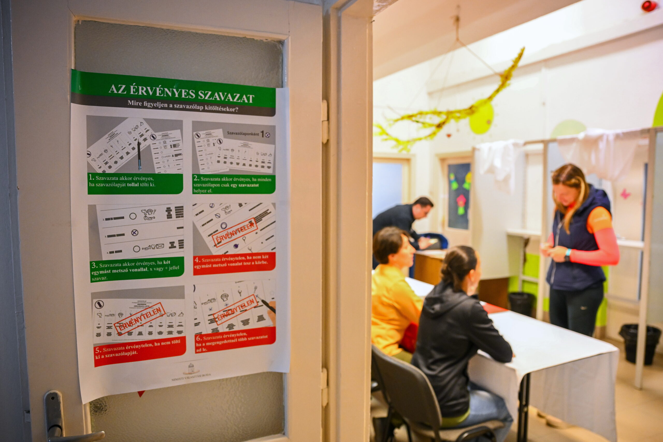 Csak a szavazókörök közelében nem szabad kampányolni