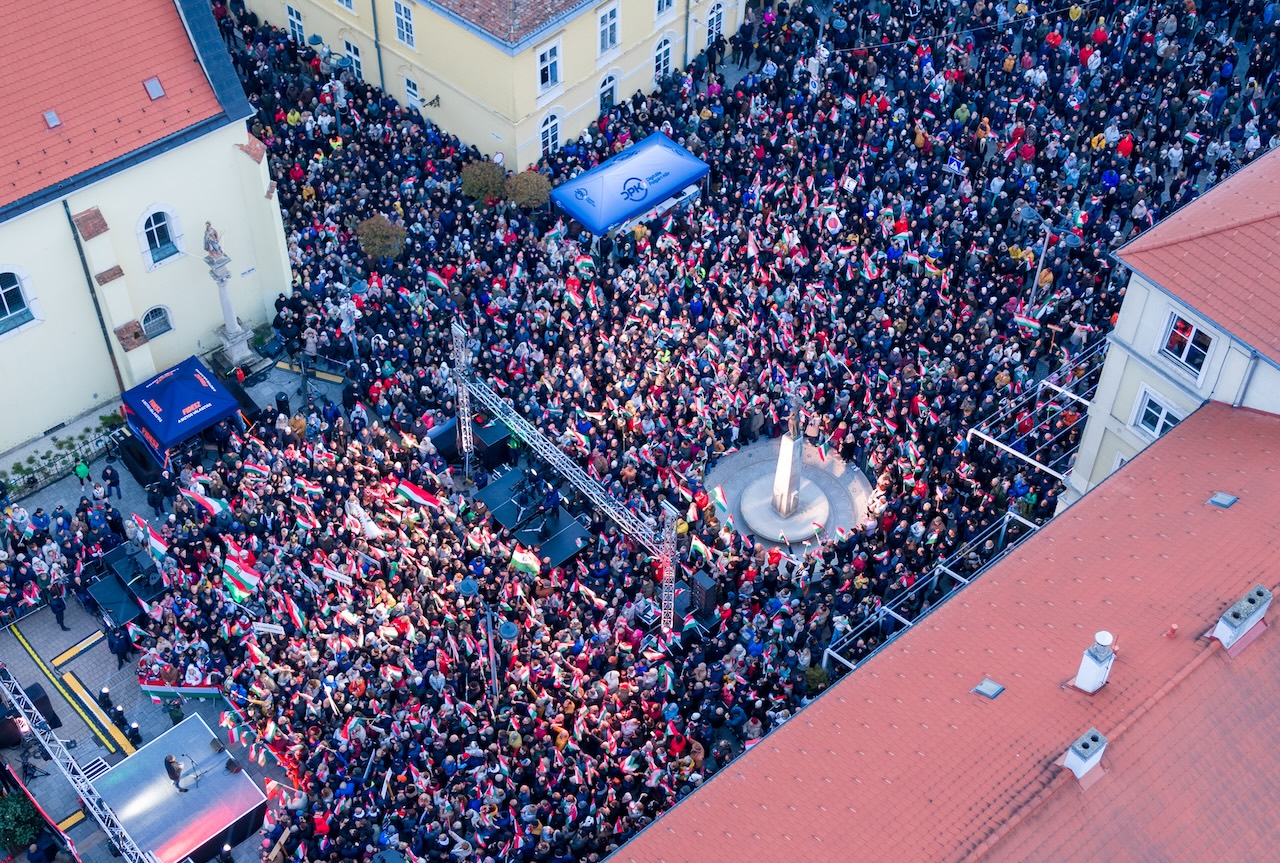 Orbán Viktor Szombathelyen: Nem hagyhatjuk, hogy a magyarok pénzét Donyeckbe vigyék!