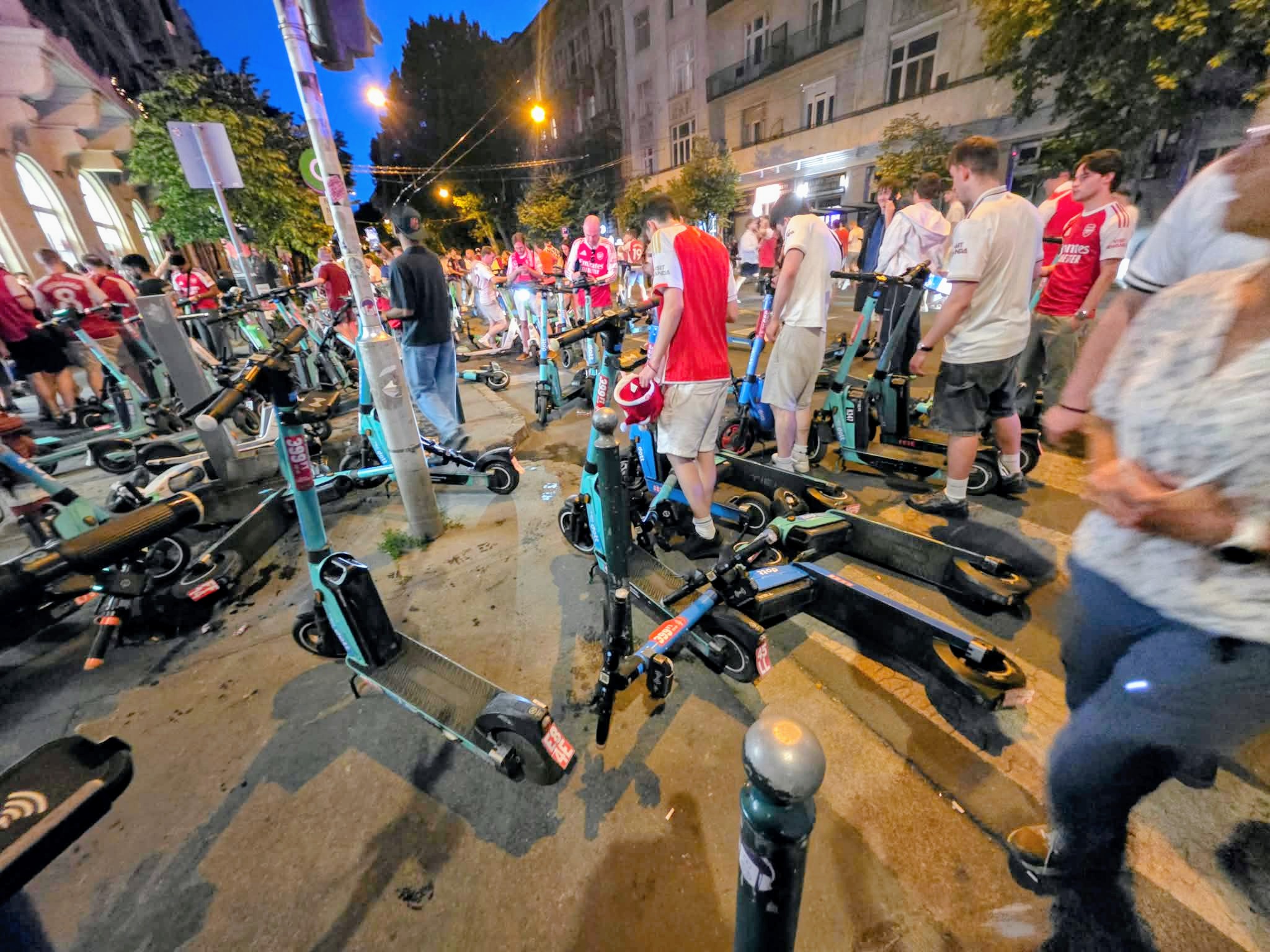 Újabb szurkolót sodortak bajba az elektromos rollerek Budapesten