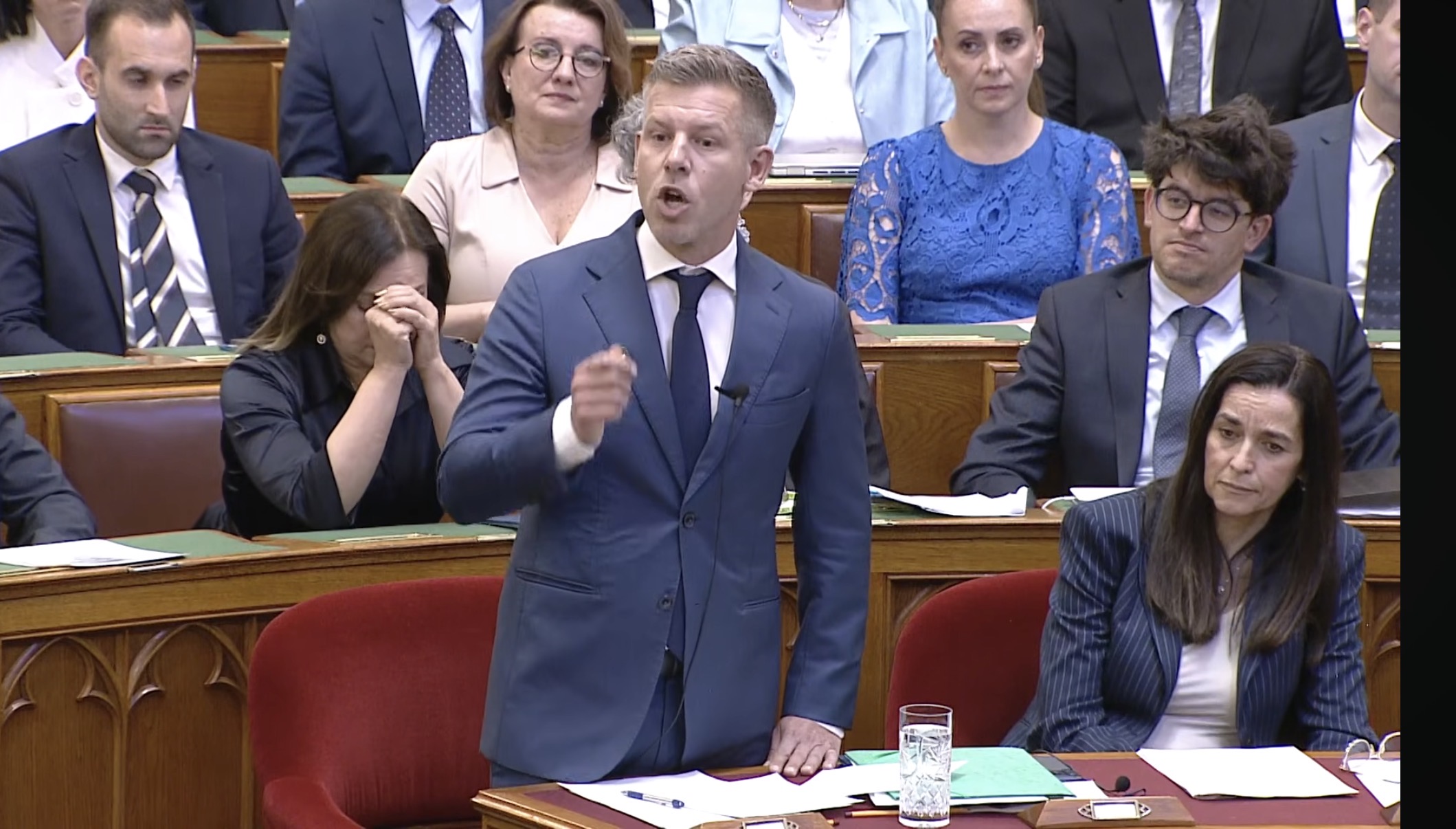 Magyar Pétert nem zavarják a tények: milliós fizetésekről hadovált