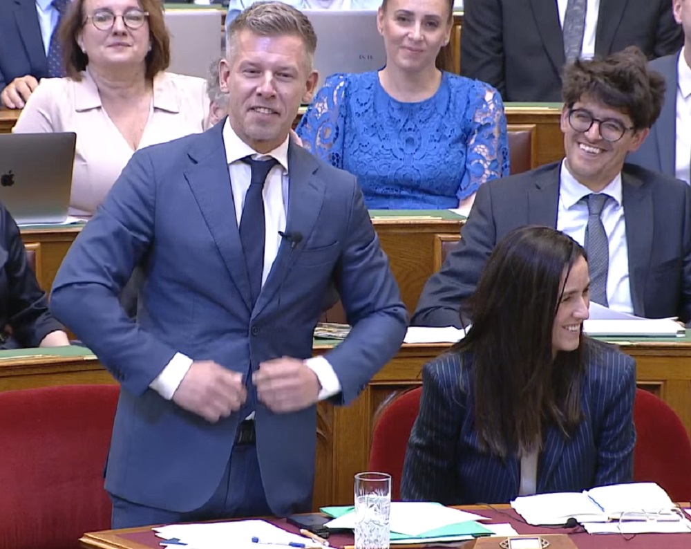Eltorzult arccal gúnyolódott Novák Elődön Magyar Péter