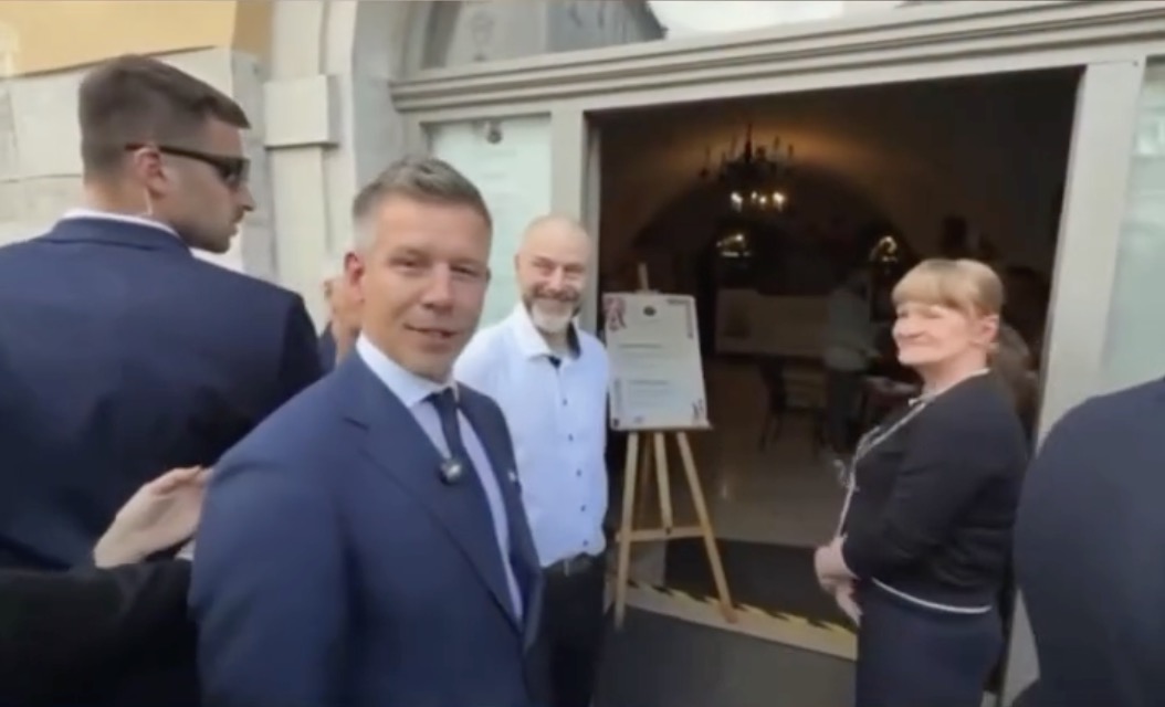 Magyar Péter angolul, magyarul, lengyelül és olaszul szólalt meg egyetlen mondatban