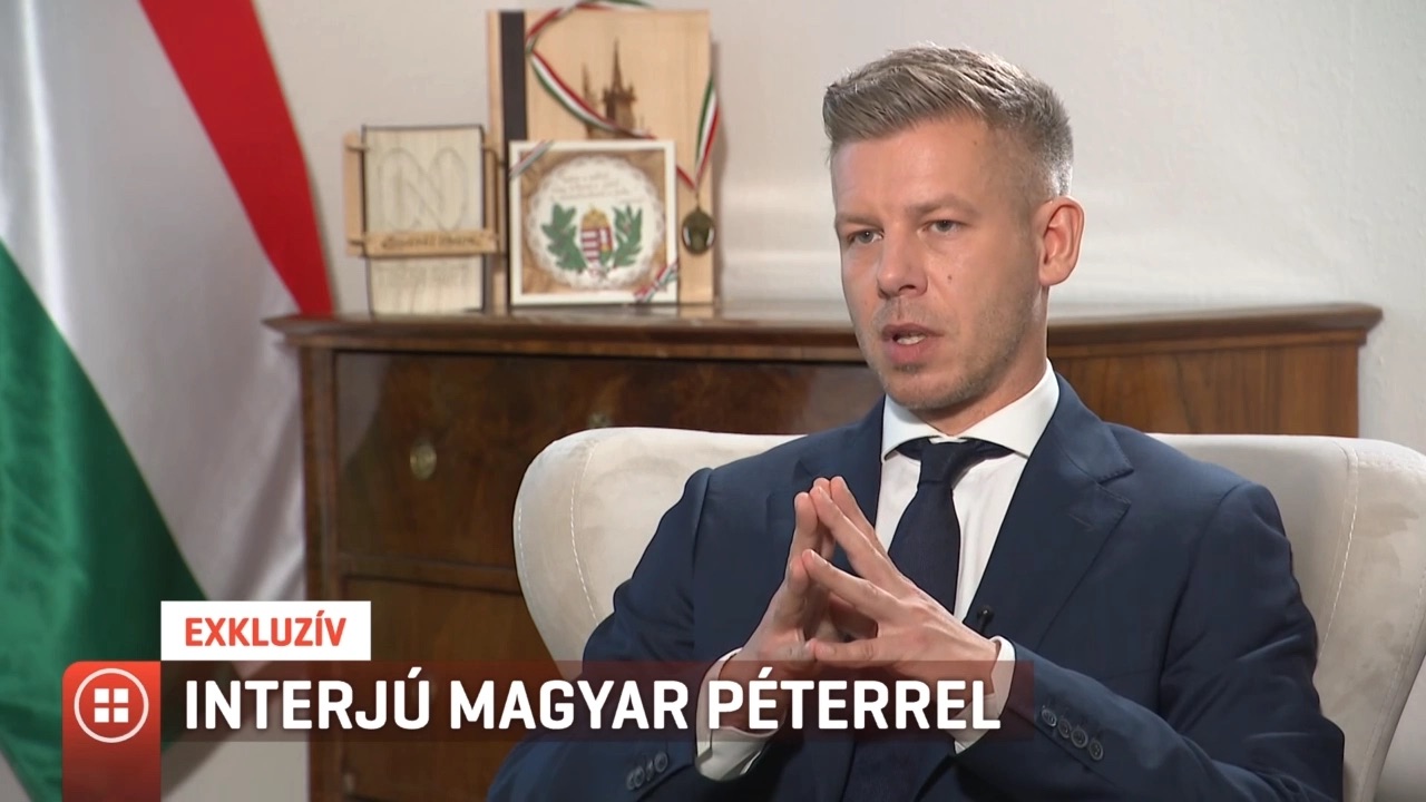 Magyar Péter bejelentette, csökken a saját fizetése, a kormánytagoké, az államfőé is