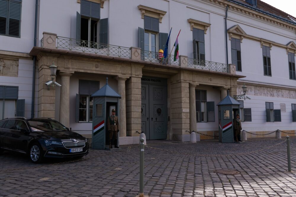 Közzétette a kegyelmi ügy dokumentumait a Sándor-palota