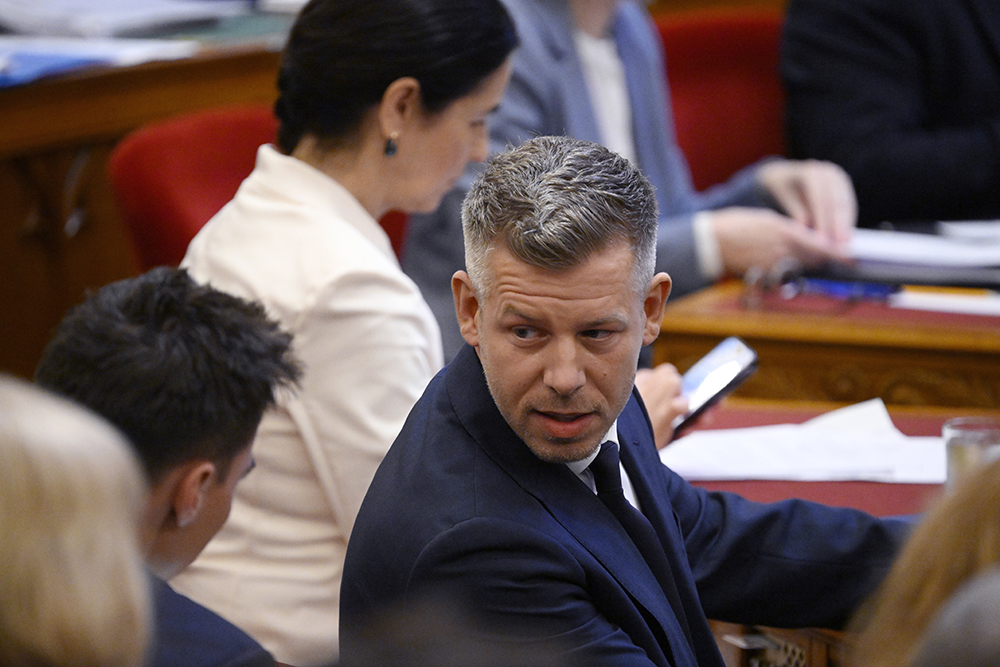 Saját ügye miatt törölné el részben a mentelmi jogot Magyar Péter