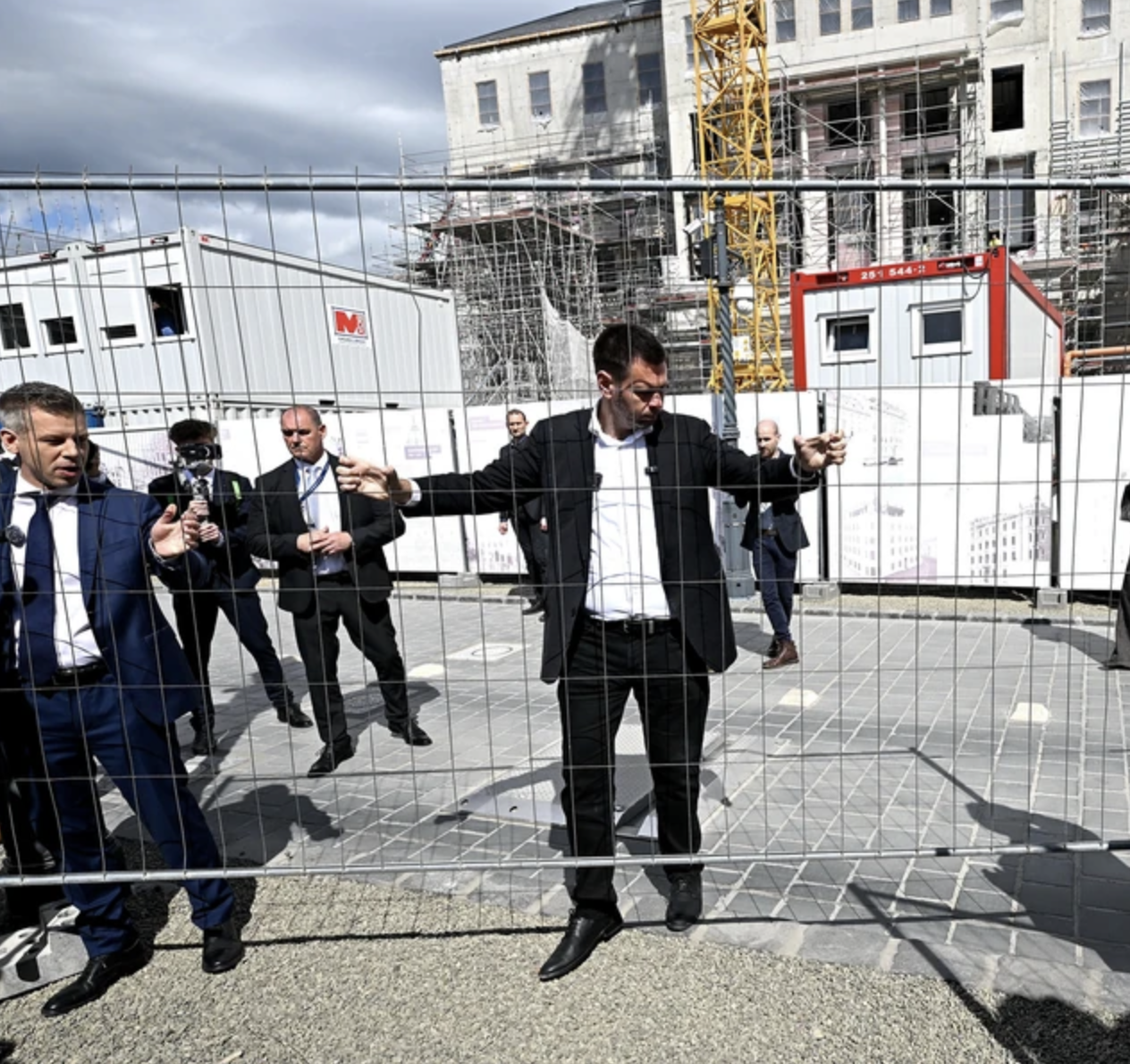 Itt az első sebesültje a kordonbontási „cirkusznak”