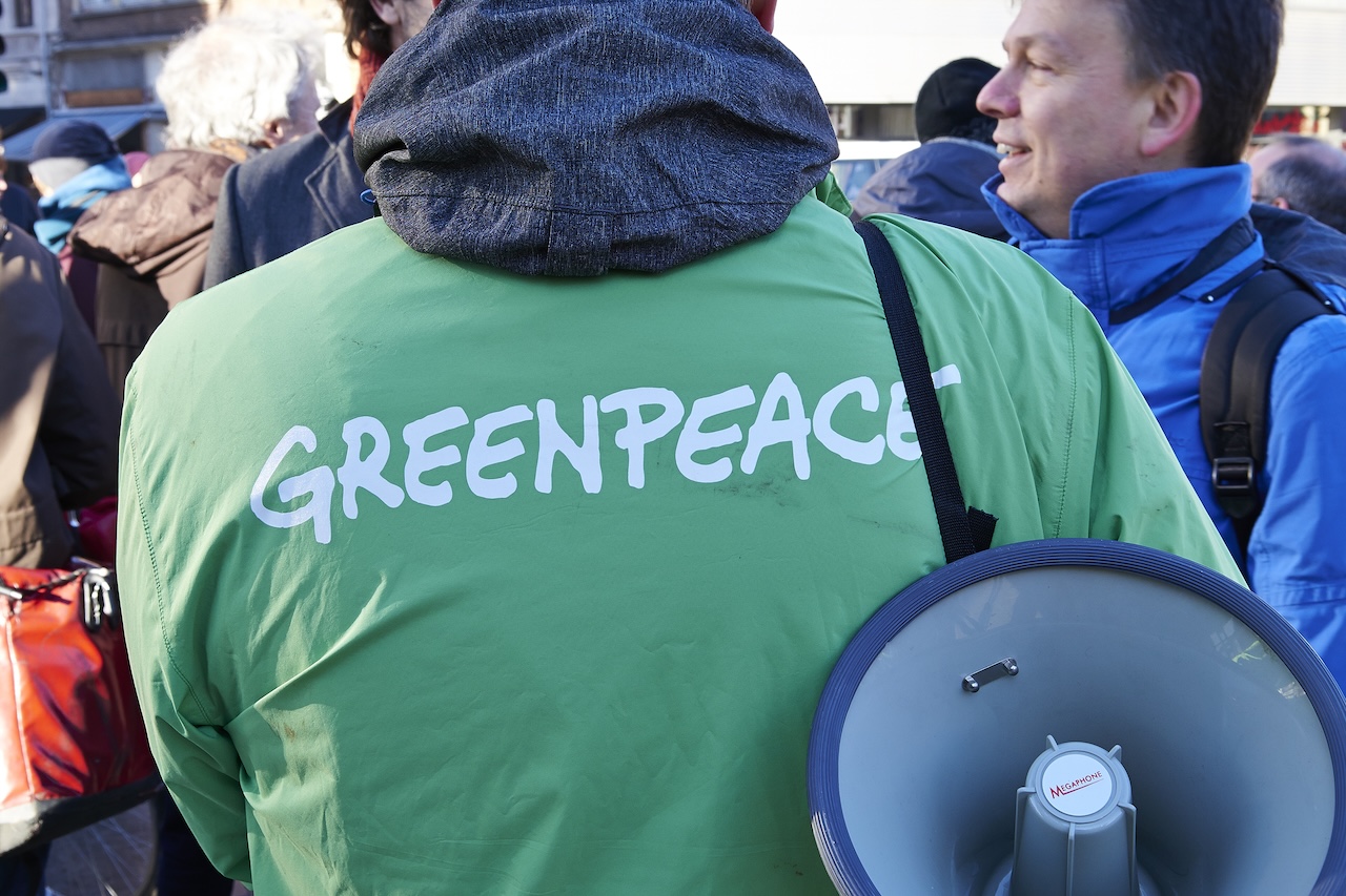 A Greenpeace a hőség okozta halálesetek miatt tiltakozott