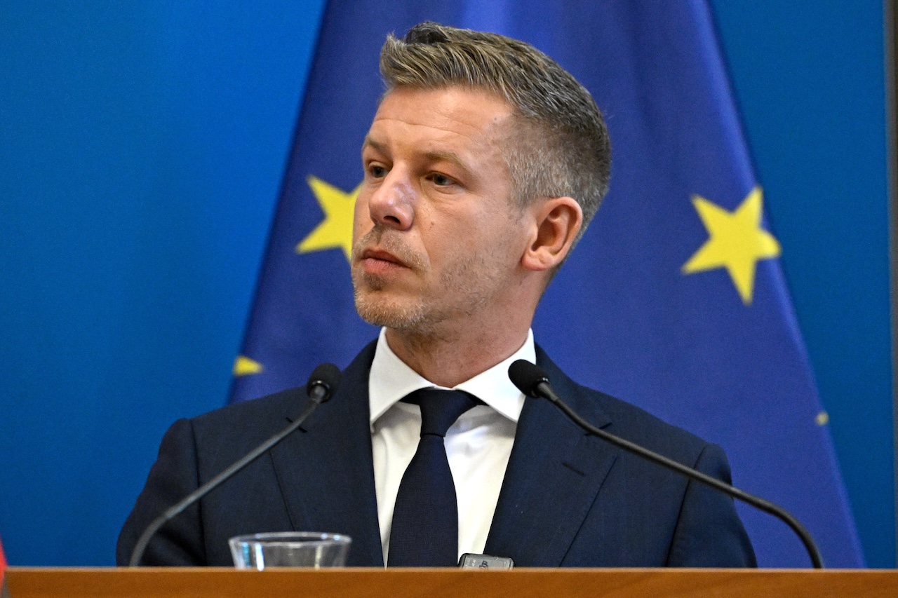 A sármőrnek tűnő alakról hirtelen lehull az álarc