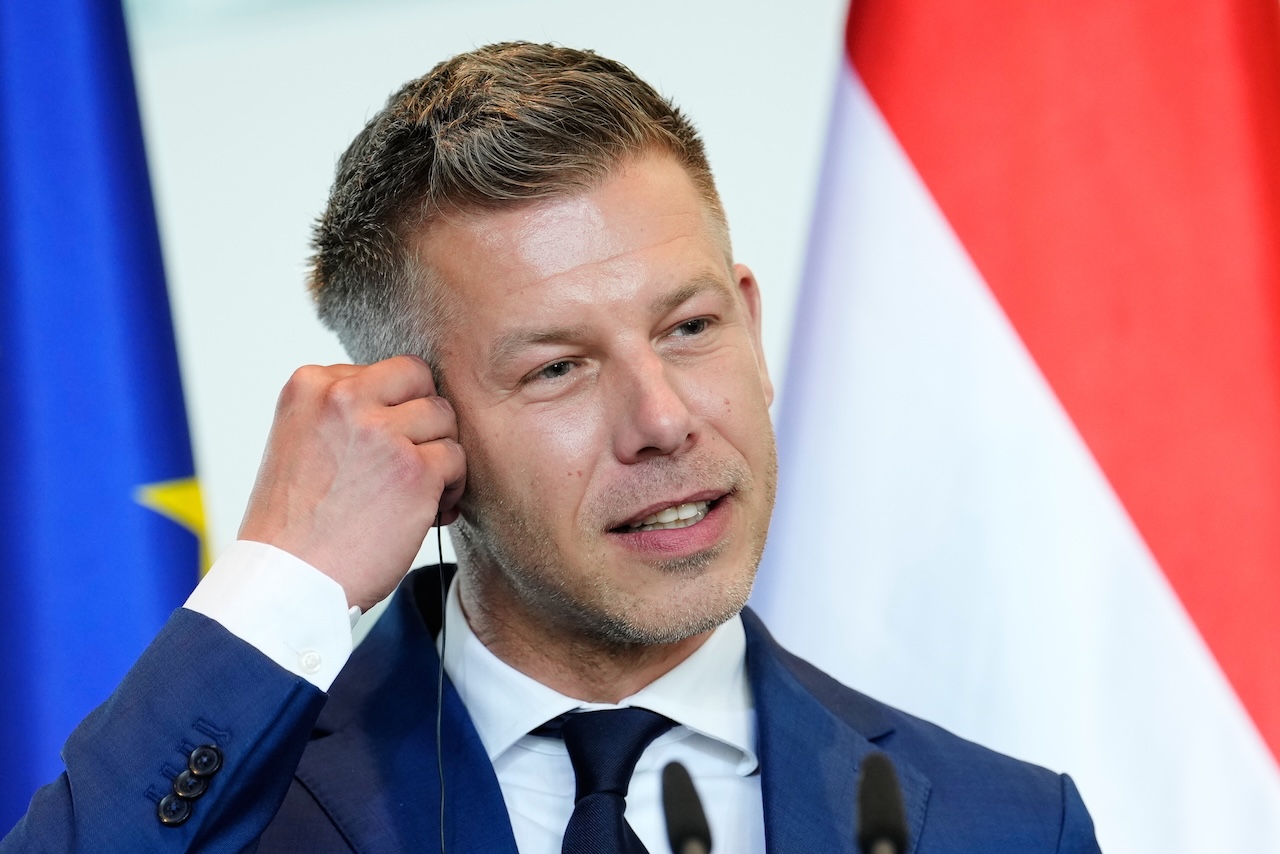 A fal adná a másikat!