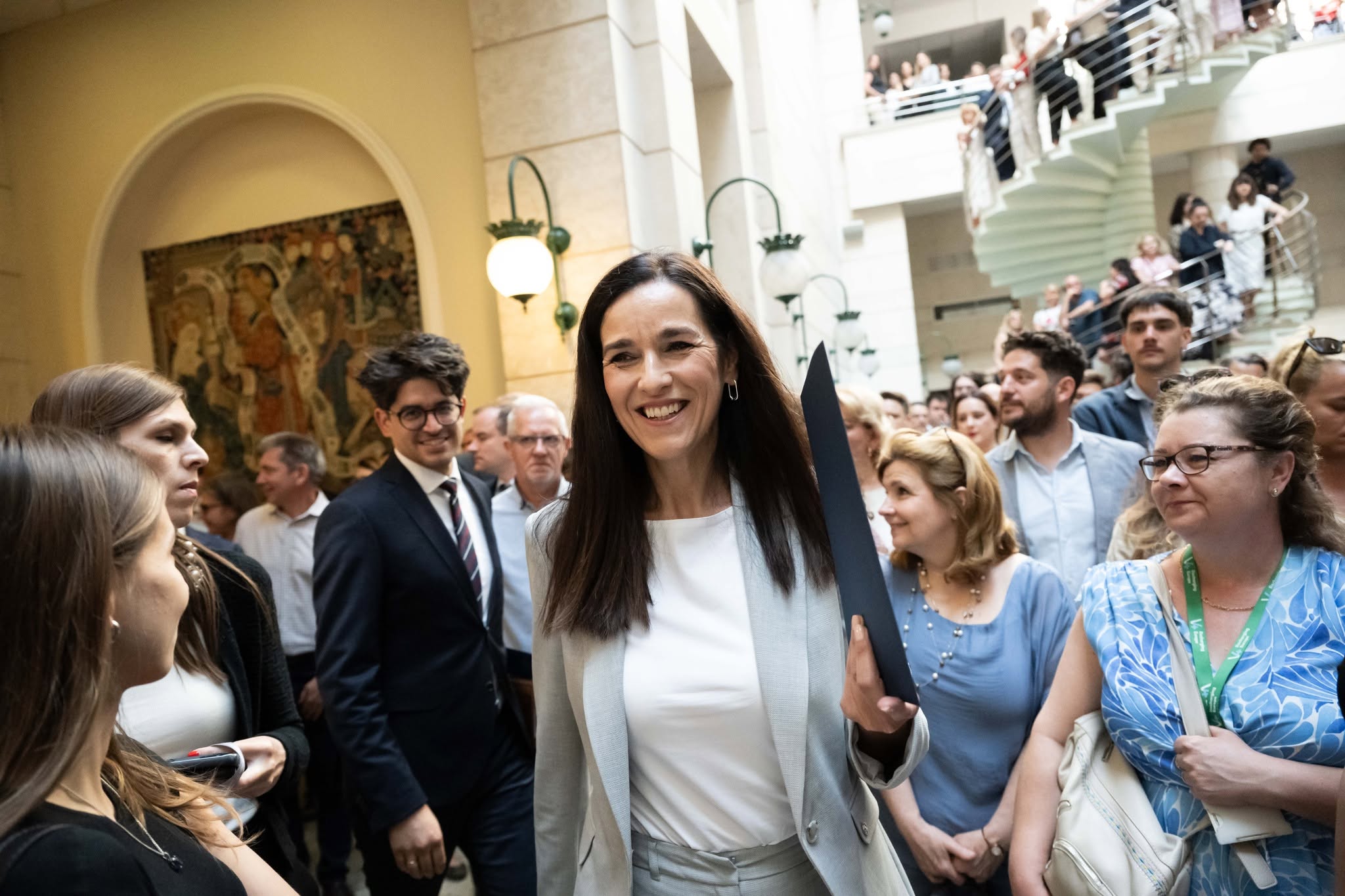 Légiriadó a Baltikumban, Orbán Anita pedig Coelho 