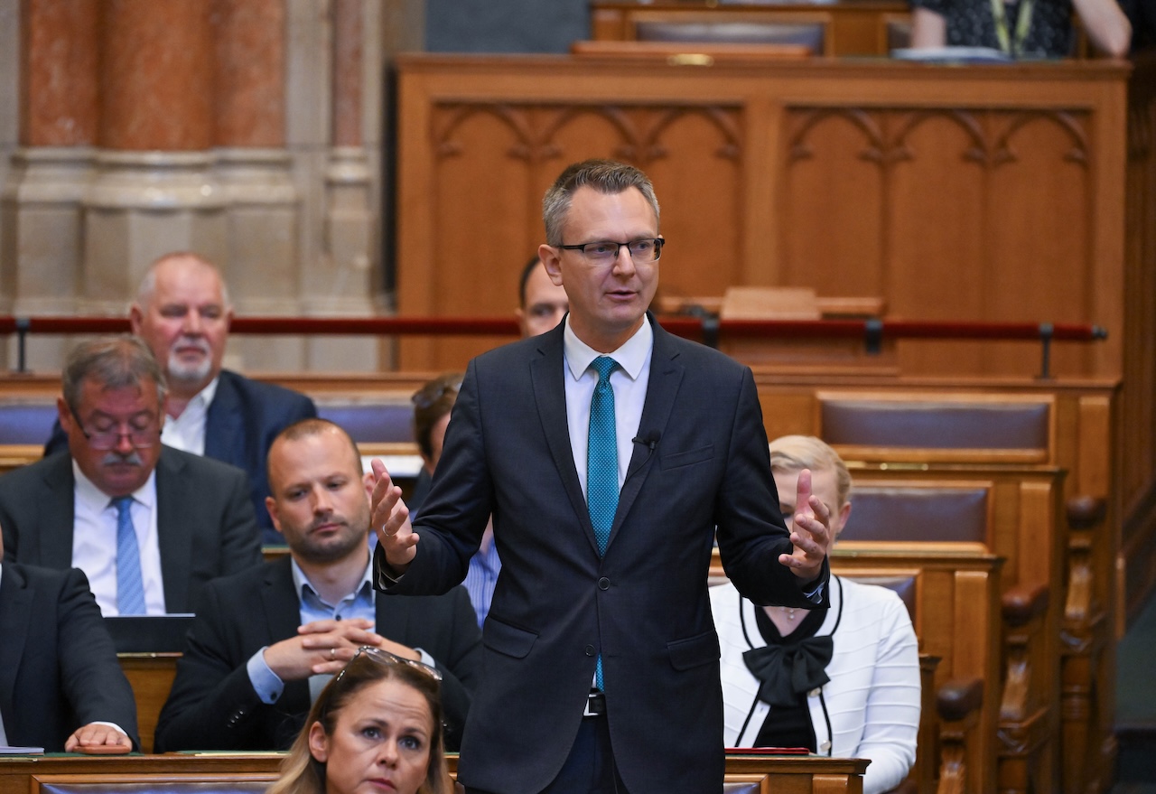Magyar Péter mintha illegalitásban, föld alatti mo