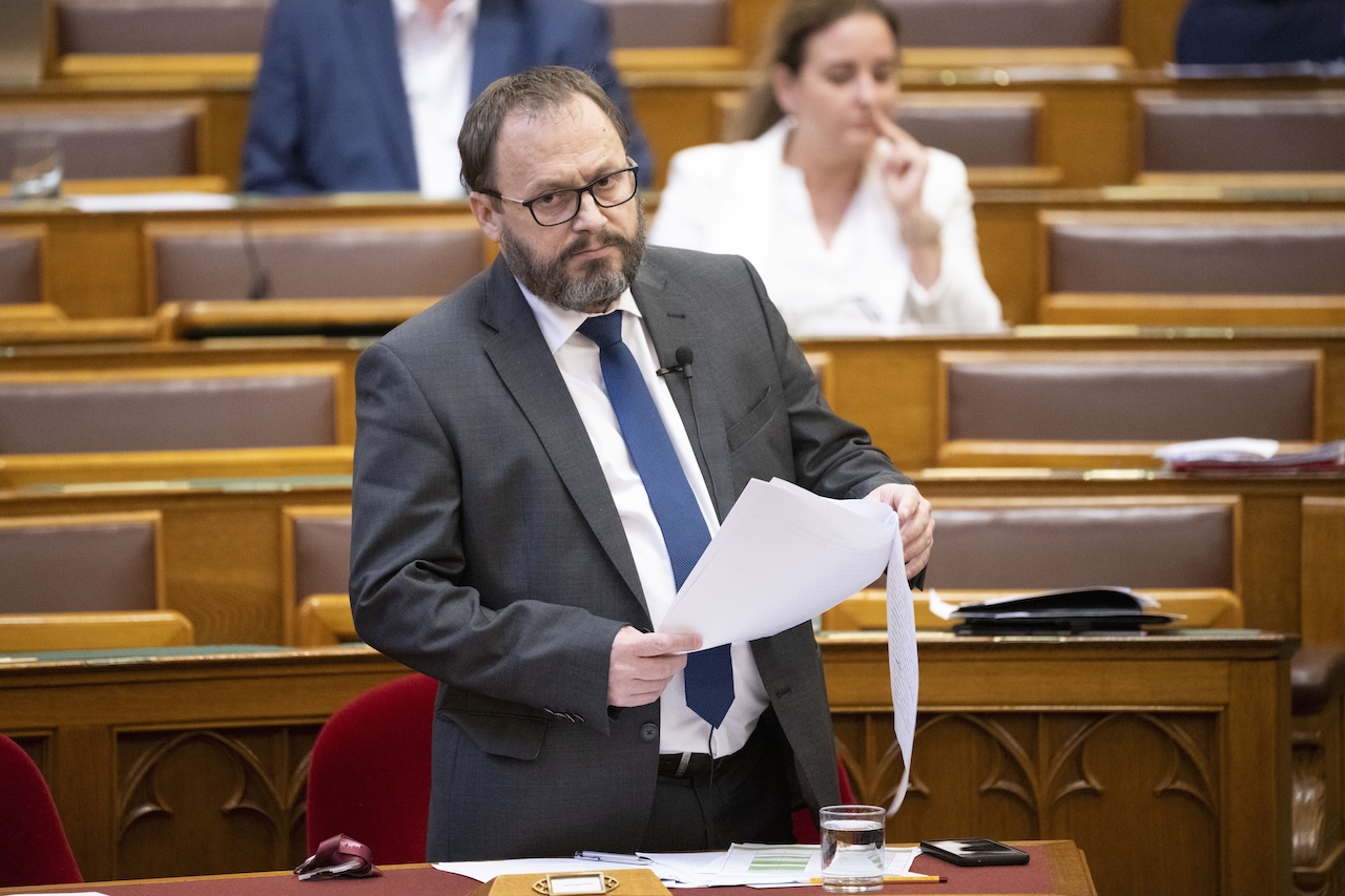 Indoklás nélkül söpörték ki a NAV két bűnügyi vezetőjét