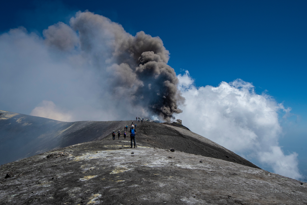 Hamut szór az Etna: utazók ezrei rekedtek Szicíliában