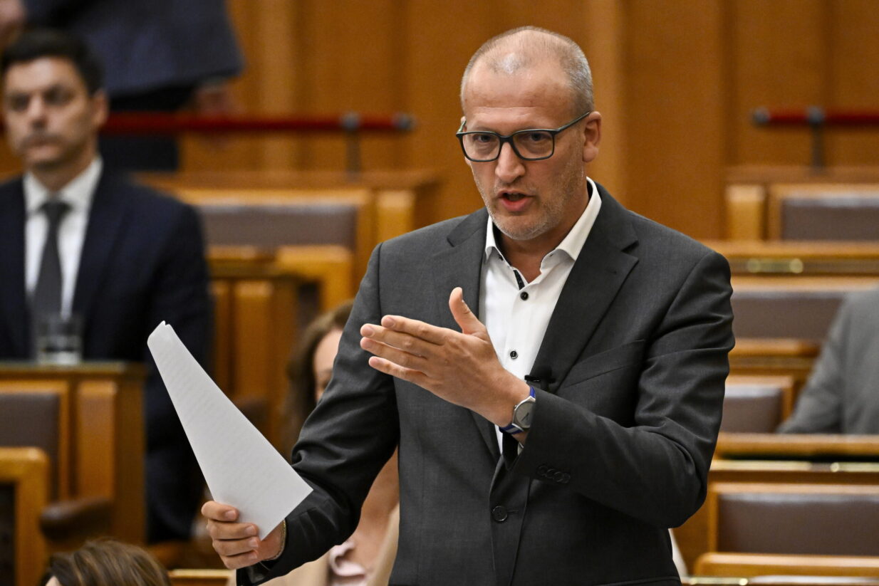 Aggódnak a kulturális élet szereplői: levelet írtak Tarr Zoltánnak