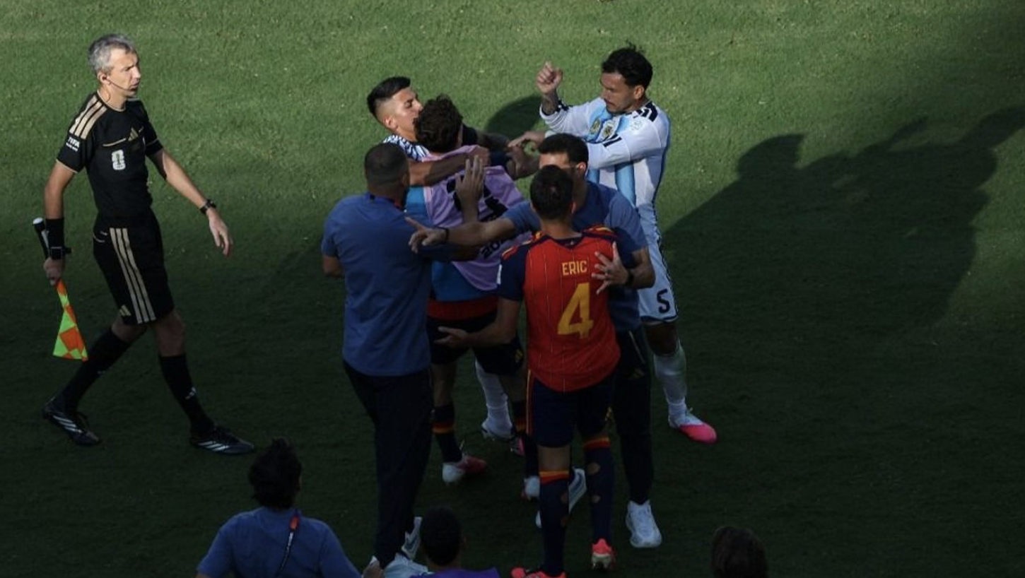 A FIFA tíz mérkőzésre tiltotta el Paredest, hét meccsre Molinát