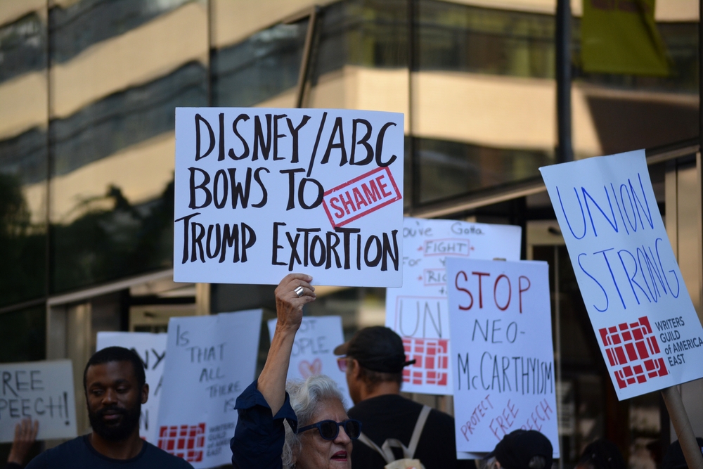 Mickey egér Donald Trump ellen: indulhat a szórakoztatóipari óriások pere