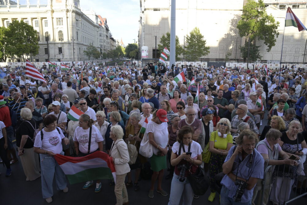 Tüntetést tartottak a Kossuth téren + videó