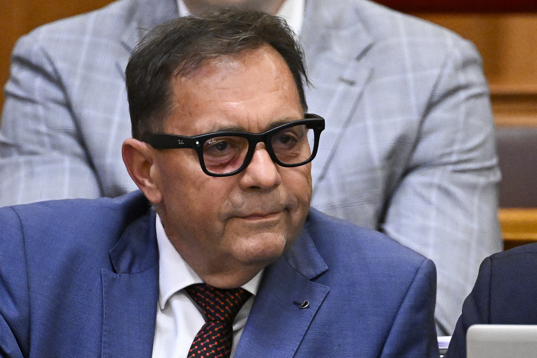 Elmeosztály: ellenzéki képviselők mentelmi jogát függesztették fel a Zsoltibácsi-ügyben