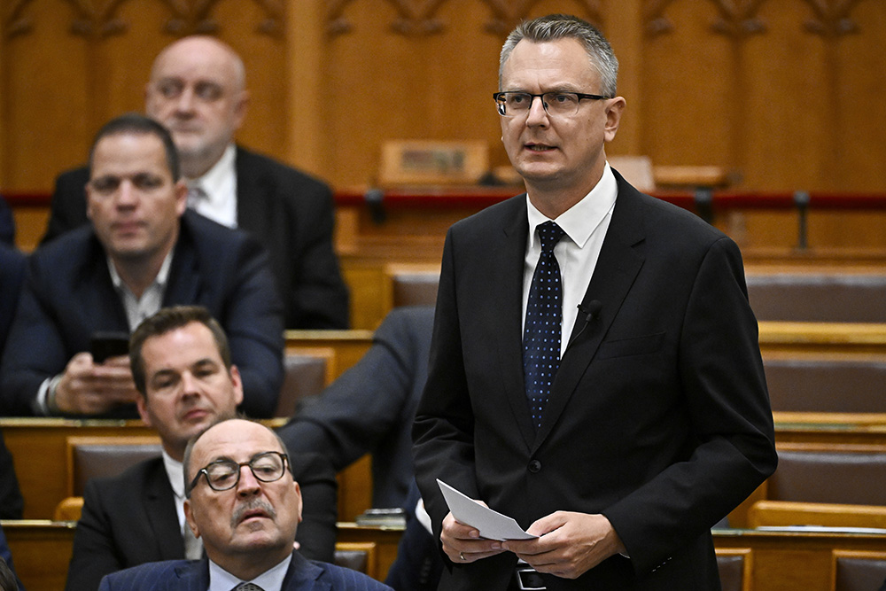 Rétvári Bence a kormányfőnek: Itt valami bűzlik! (Videó!)