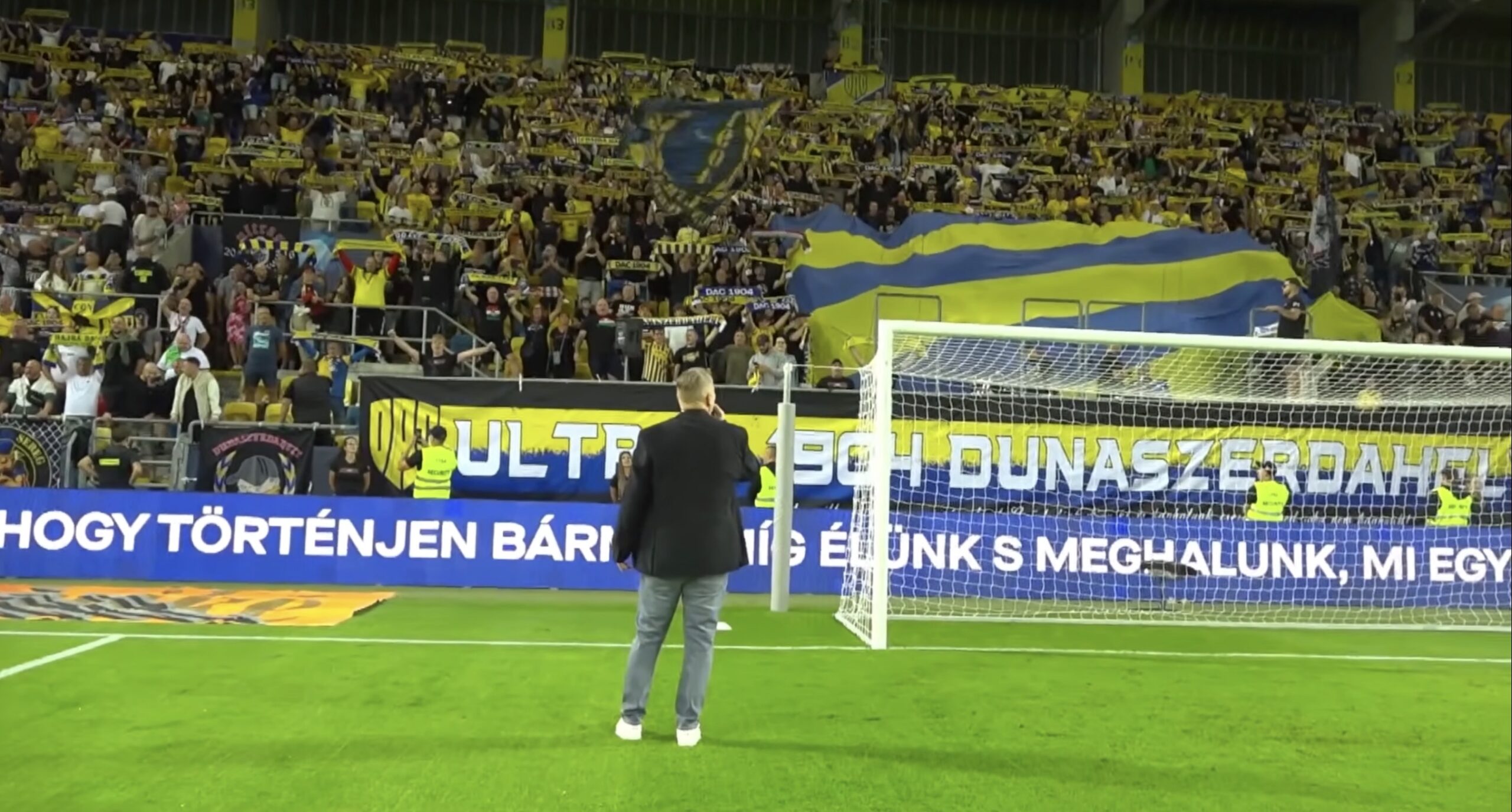 Videó: Nyerges Attila közösen énekelt a szurkolókkal a Slovan legyőzése előtt
