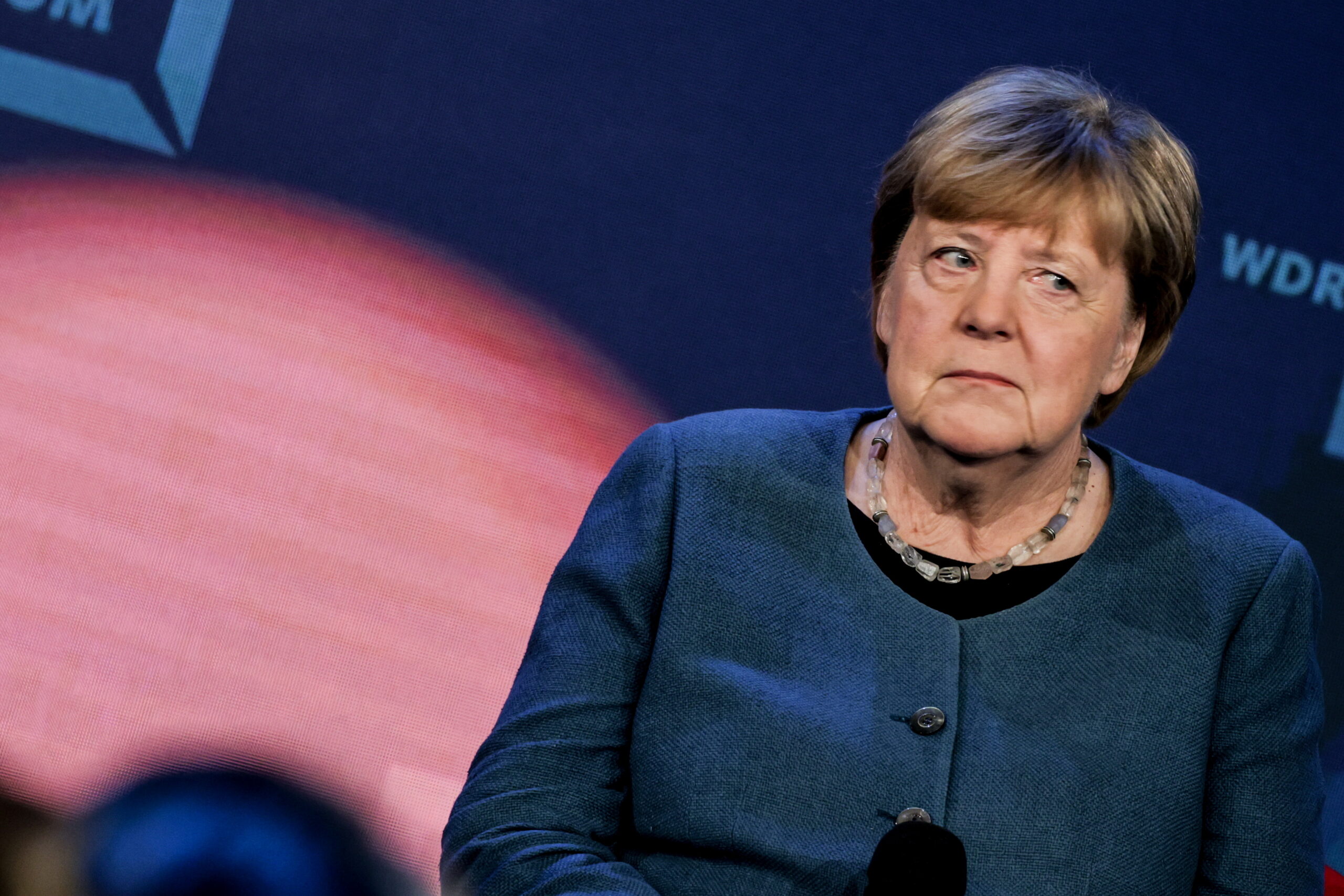 Sokkban van Angela Merkel