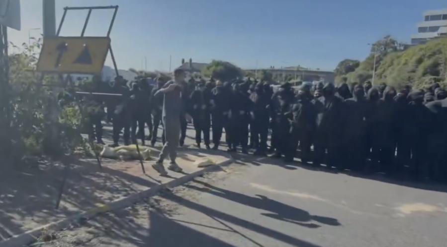 Maszkos tüntetők bénították meg a kikötő forgalmát (Videó)