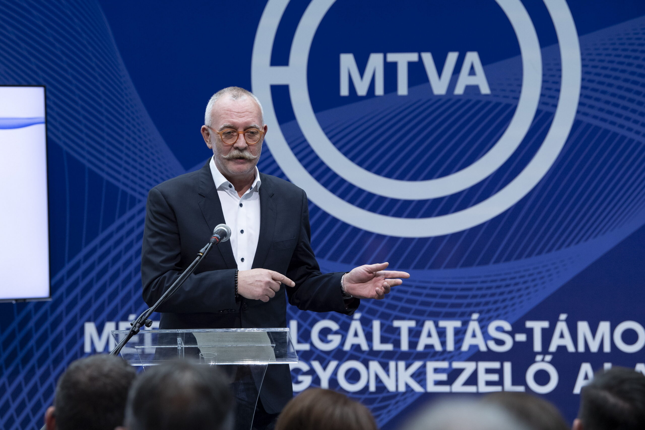 A 444 kiadta a parancsot, biztonságiakkal vezettették ki a csatornaigazgatót?