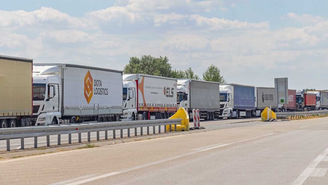 Kevés a 25 forintos kedvezmény: átfogó intézkedéseket követelnek a fuvarozók a miniszterektől