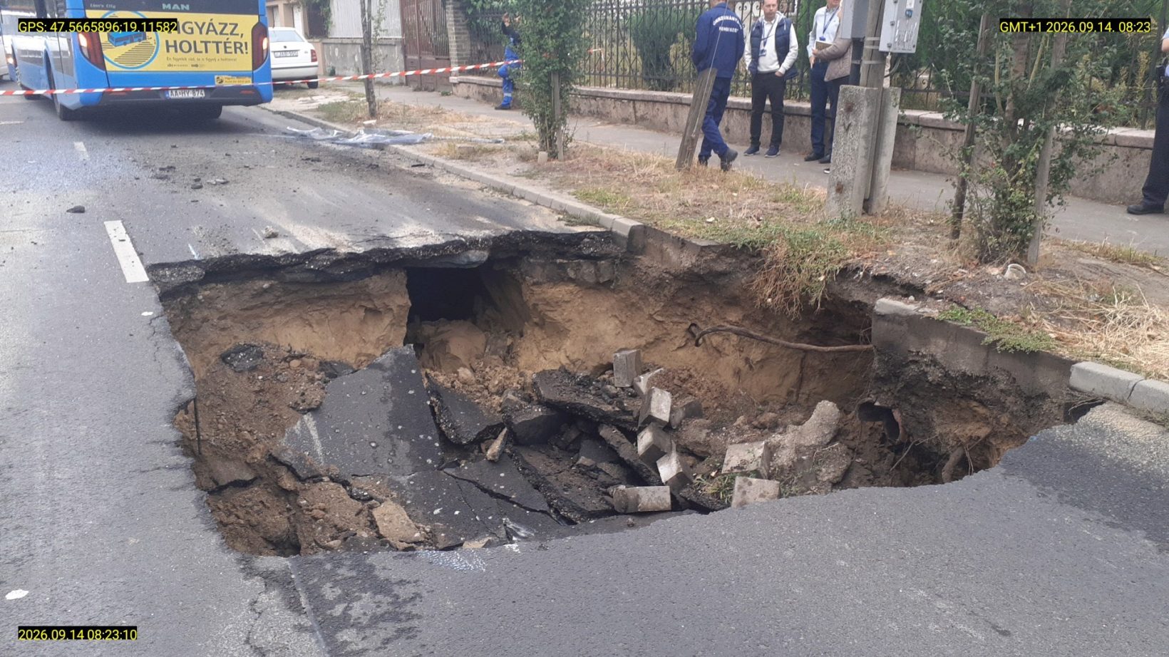 Sokkoló baleset Budapesten: beszakadt az aszfalt az utasokkal teli busz alatt