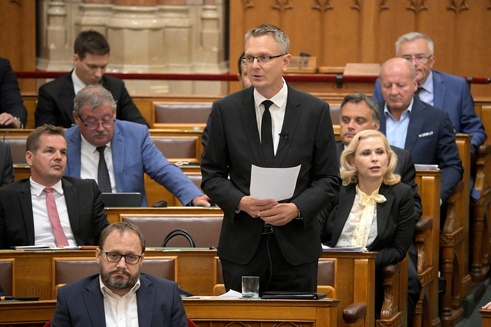 Rétvári Bence: nem oktatási, hanem kioktatási minisztere van Magyarországnak (Videó!)