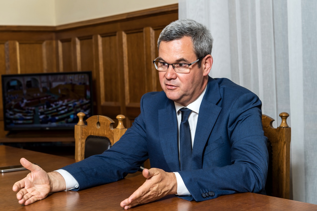 A kormány első száz napja után fejre állt az ország – Interjú Takács Péterrel