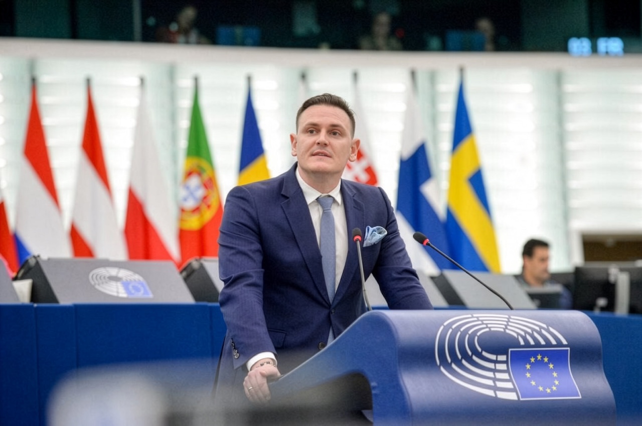 AfD-s képviselő: Magyar Péter Von der Leyen ölebe