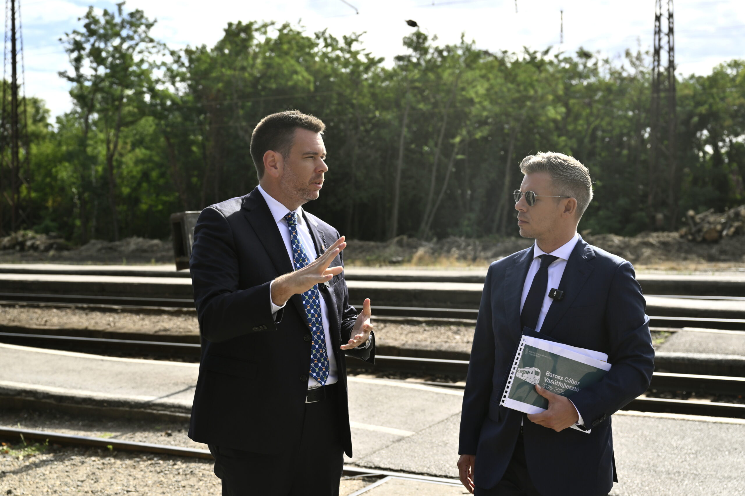 Káosz a minisztériumokban: hónapok óta munka nélkül üldögélnek az irodákban