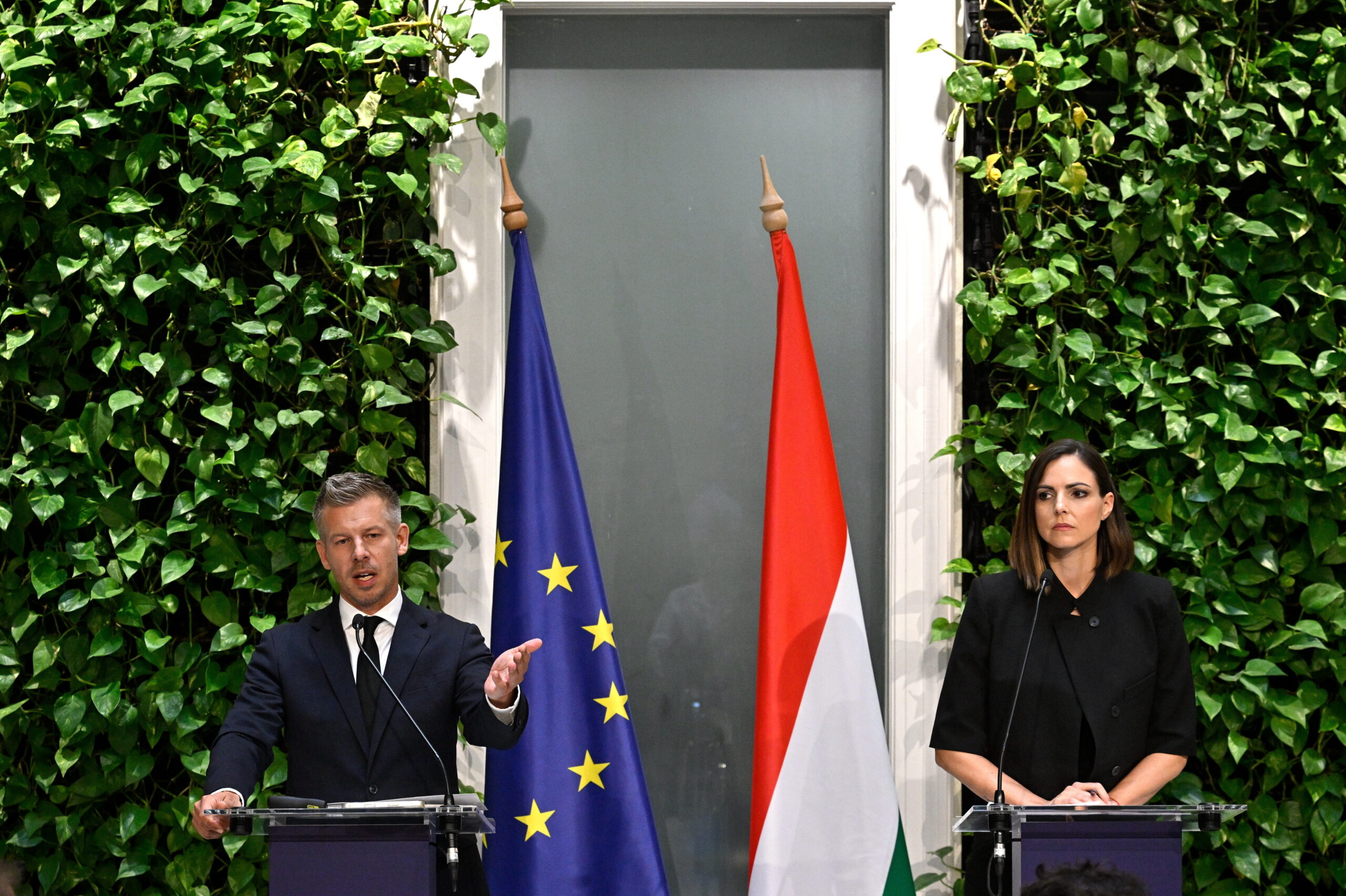 Feszültség és titkolózás, kormányinfó helyett hülye fotók