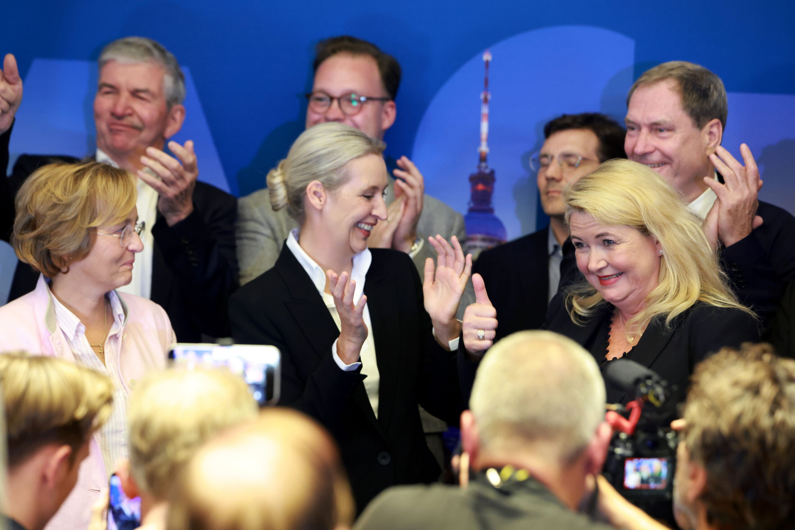 Hatalmasat mennek Alice Weidelék