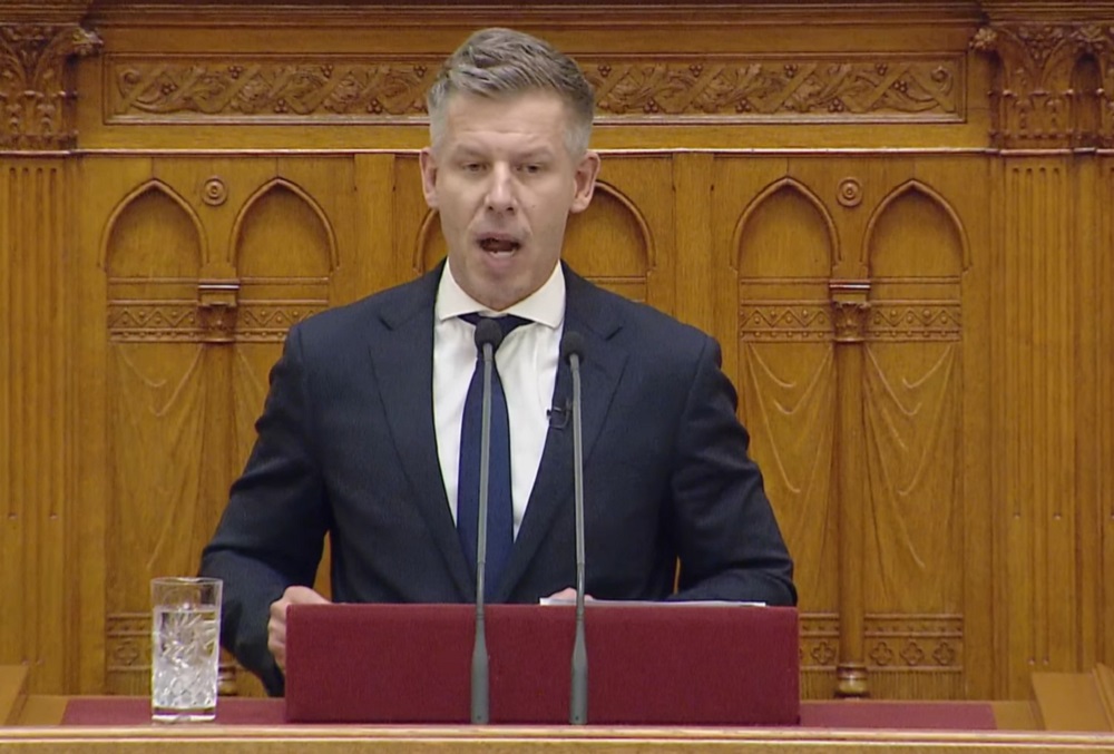 „Ebből egy szó sem igaz!” – Magyar Péter tavaly még tagadta, most a pénzügyminisztere jelentett be adóemelést