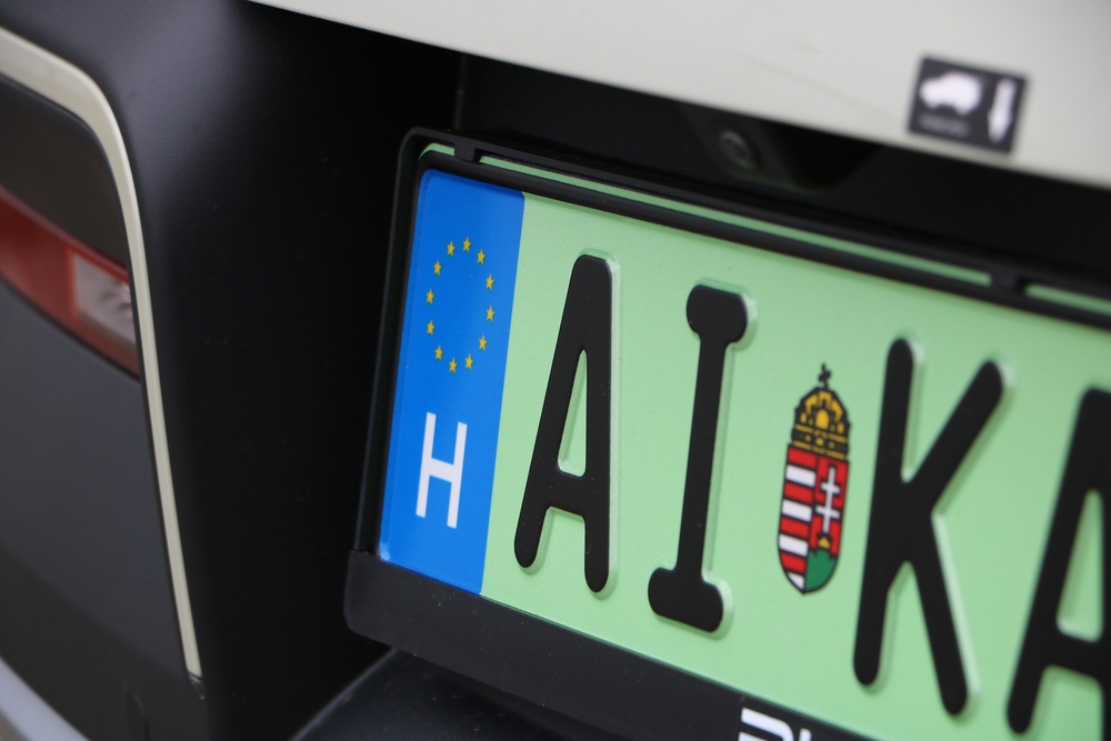32 ezer autósnak kell lecserélnie a zöld rendszámot
